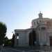 Per raggiungere la masseria occorre arrivare davanti a Santa Fara. Al semaforo al posto di imboccare il sottopasso che porta su via Generale Bellomo e quindi verso il centro, bisogna invece girare a destra, fiancheggiando la chiesa e prendendo strada Torre Tresca
